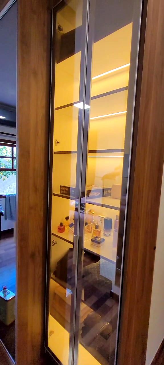 Closet vitrine com portas de vidro e LED