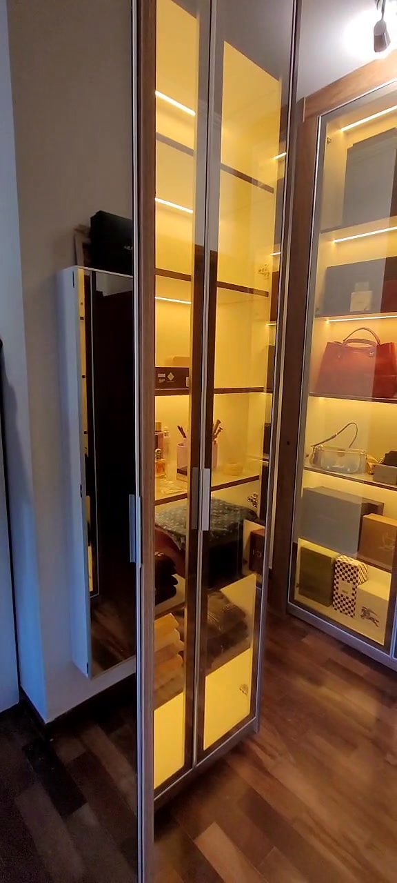 Closet vitrine com portas de vidro e LED, Aldeia da Serra
