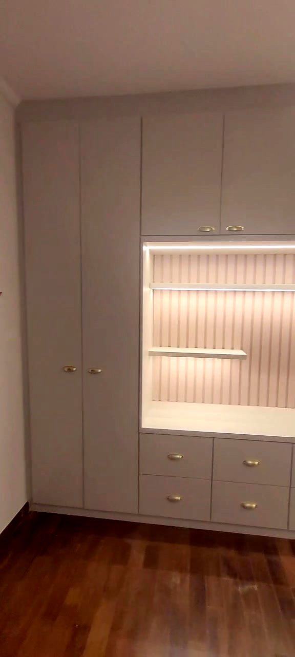 Quarto infantil com armários e gaveteiros
