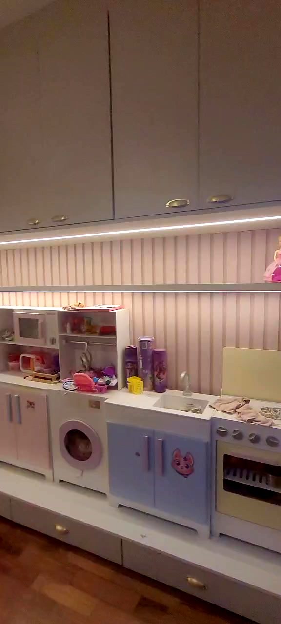 Quarto infantil com nicho ripado iluminado, Aldeia da Serra