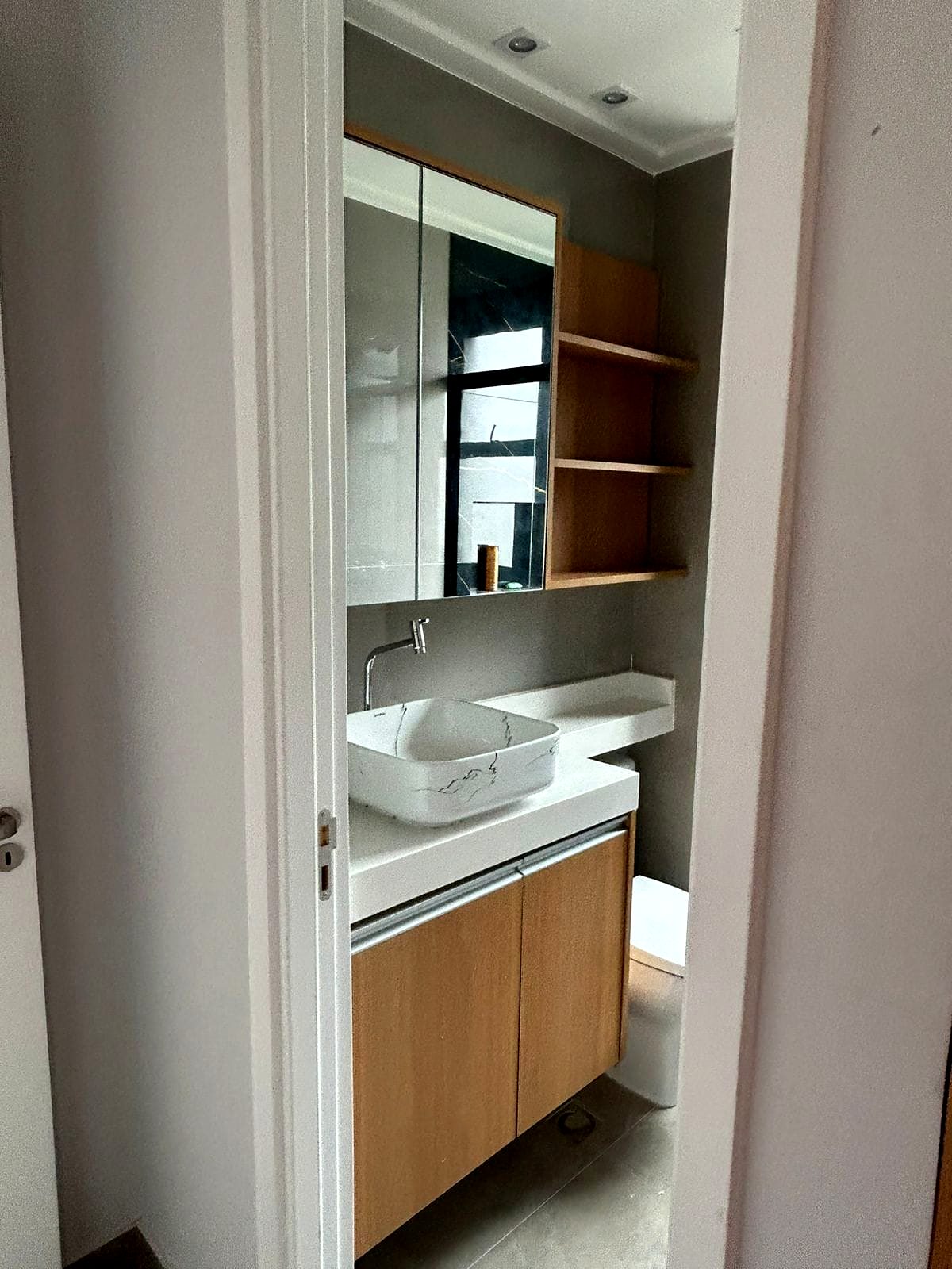 Banheiro com gabinete amadeirado e espelheira, Bless