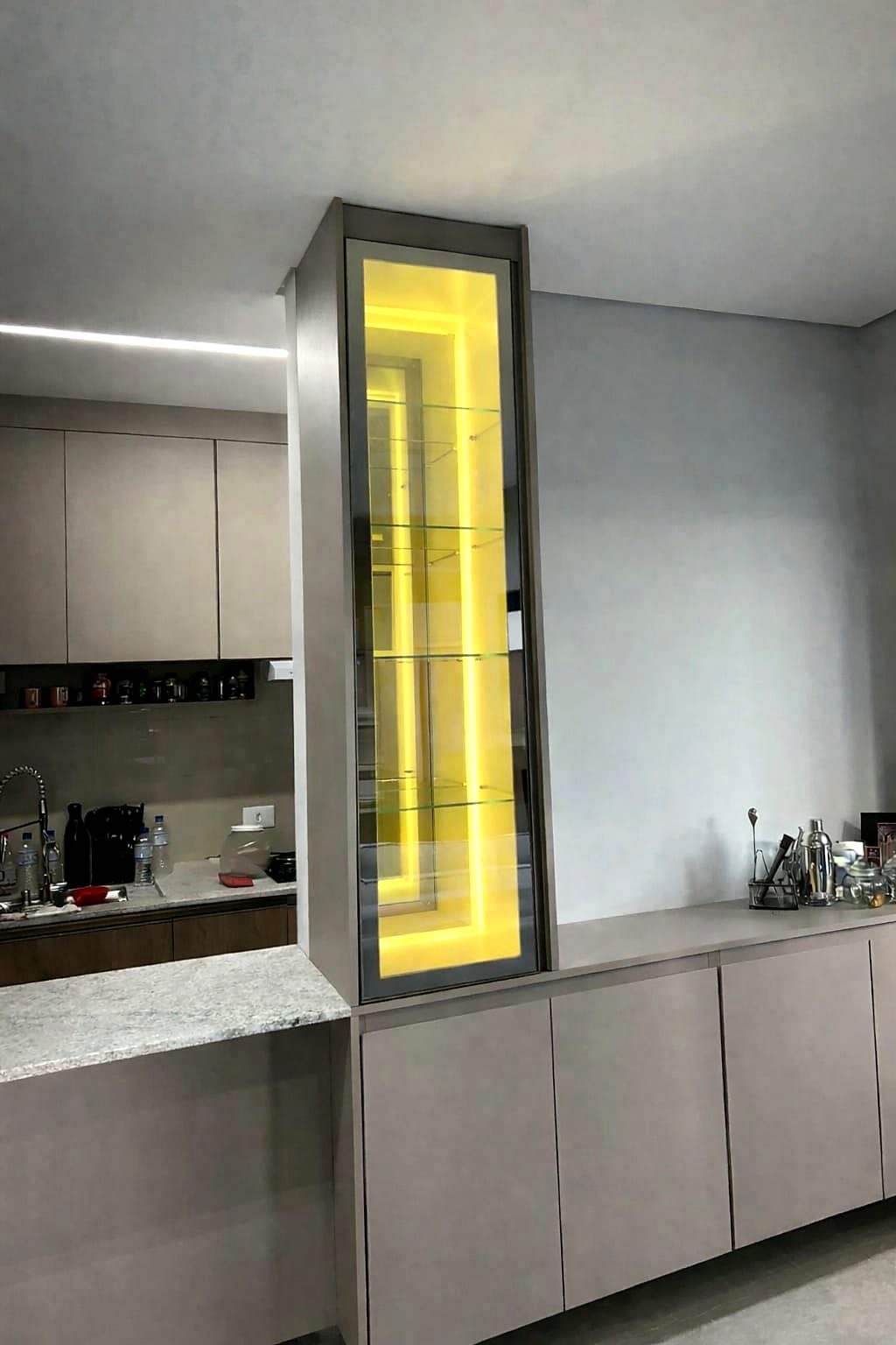 Cristaleira com porta reflecta bronze e iluminação em LED