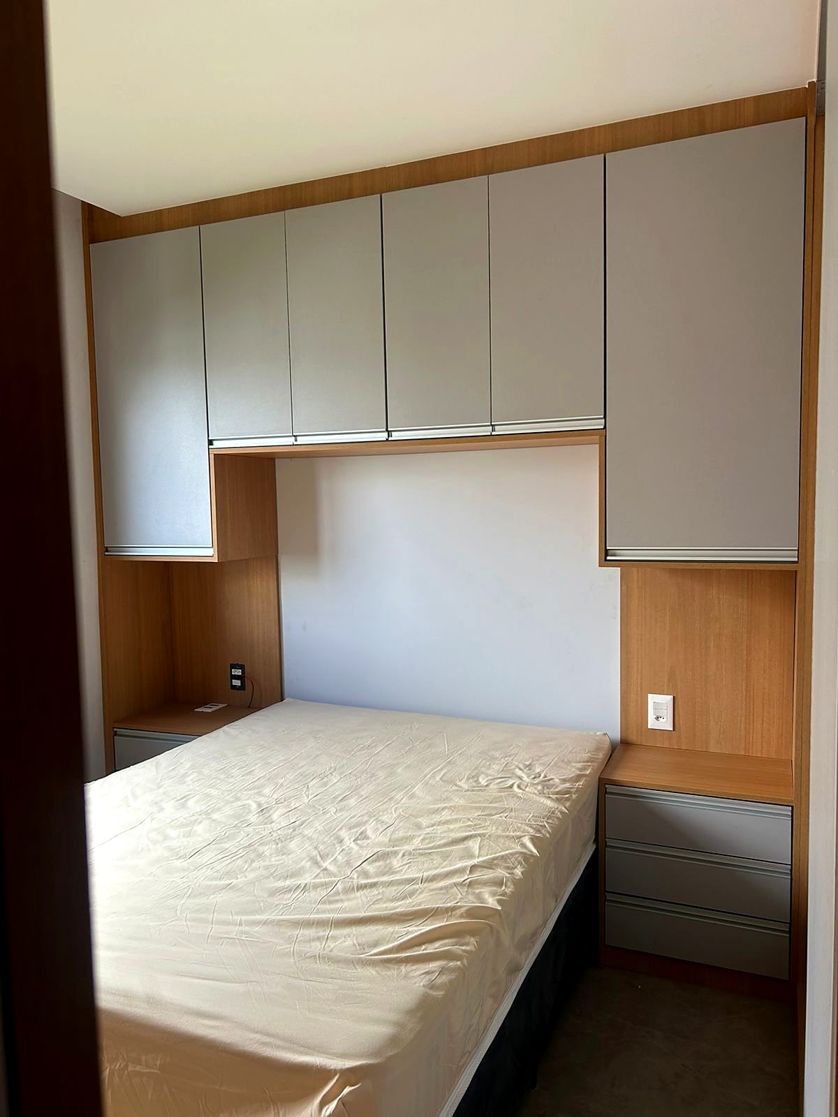 Dormitório com armário aéreo sobre a cama, Bless