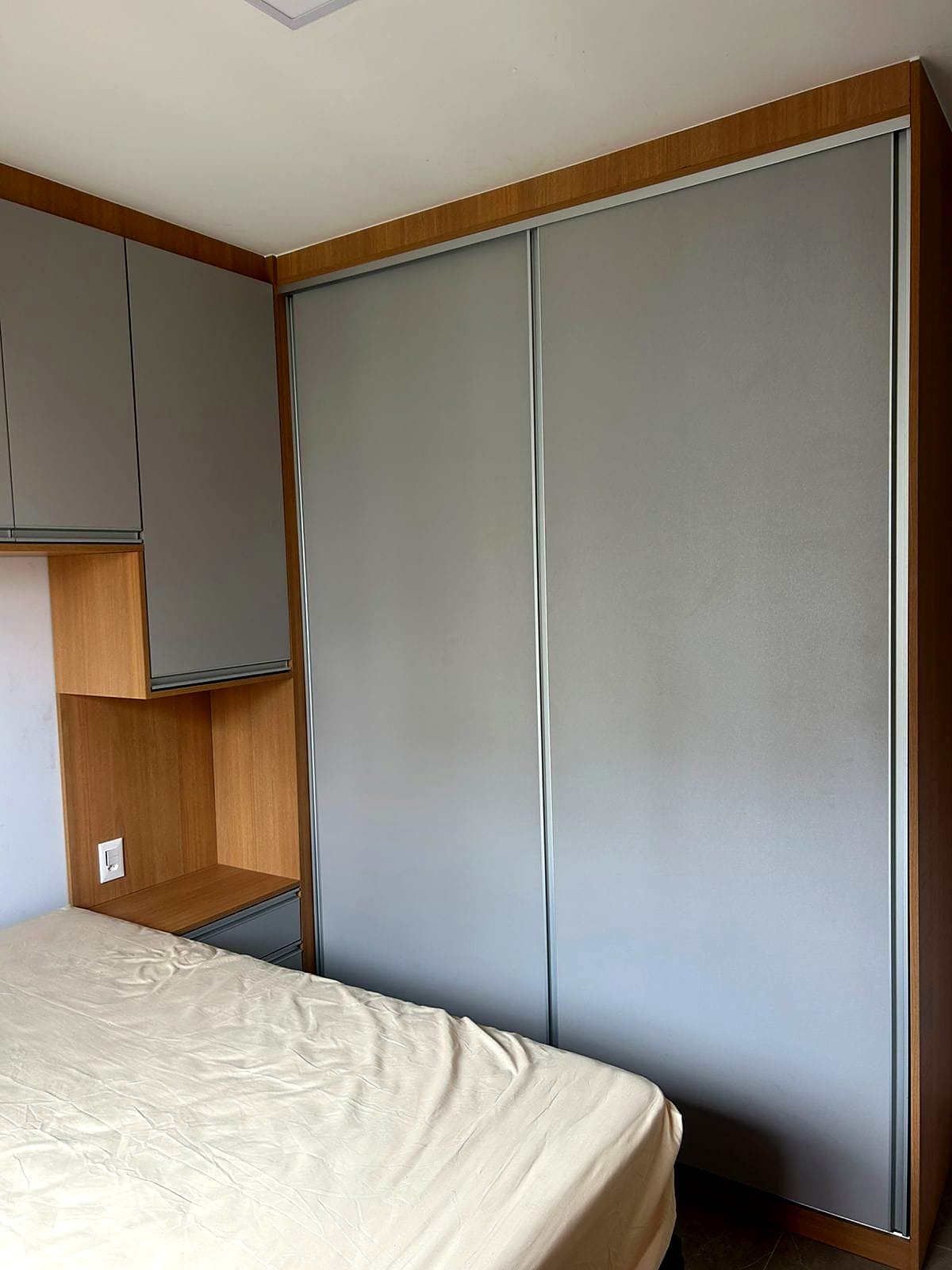 Guarda-roupa planejado com portas de correr, Condomínio Bless