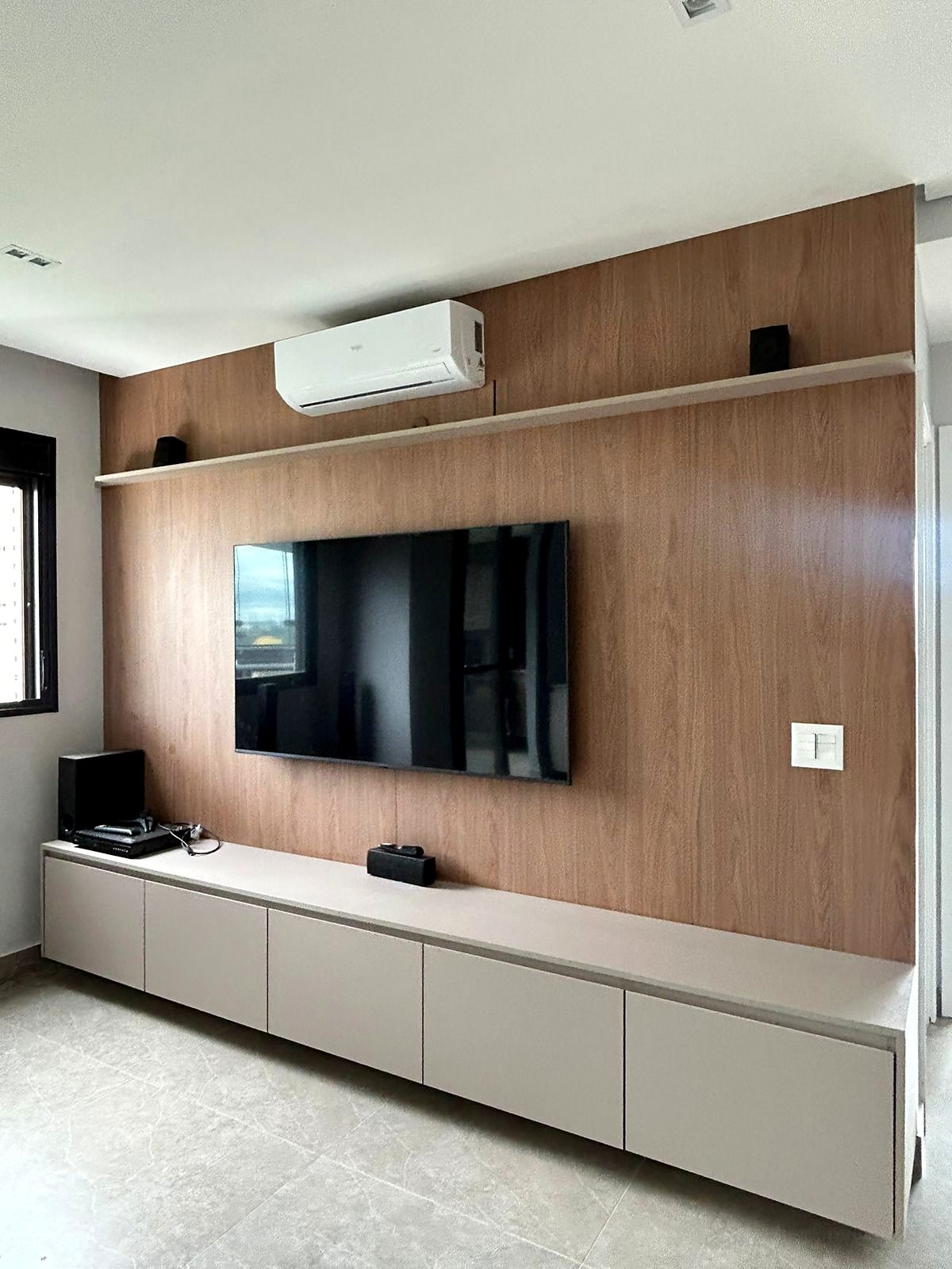 Living com painel de TV, Bless