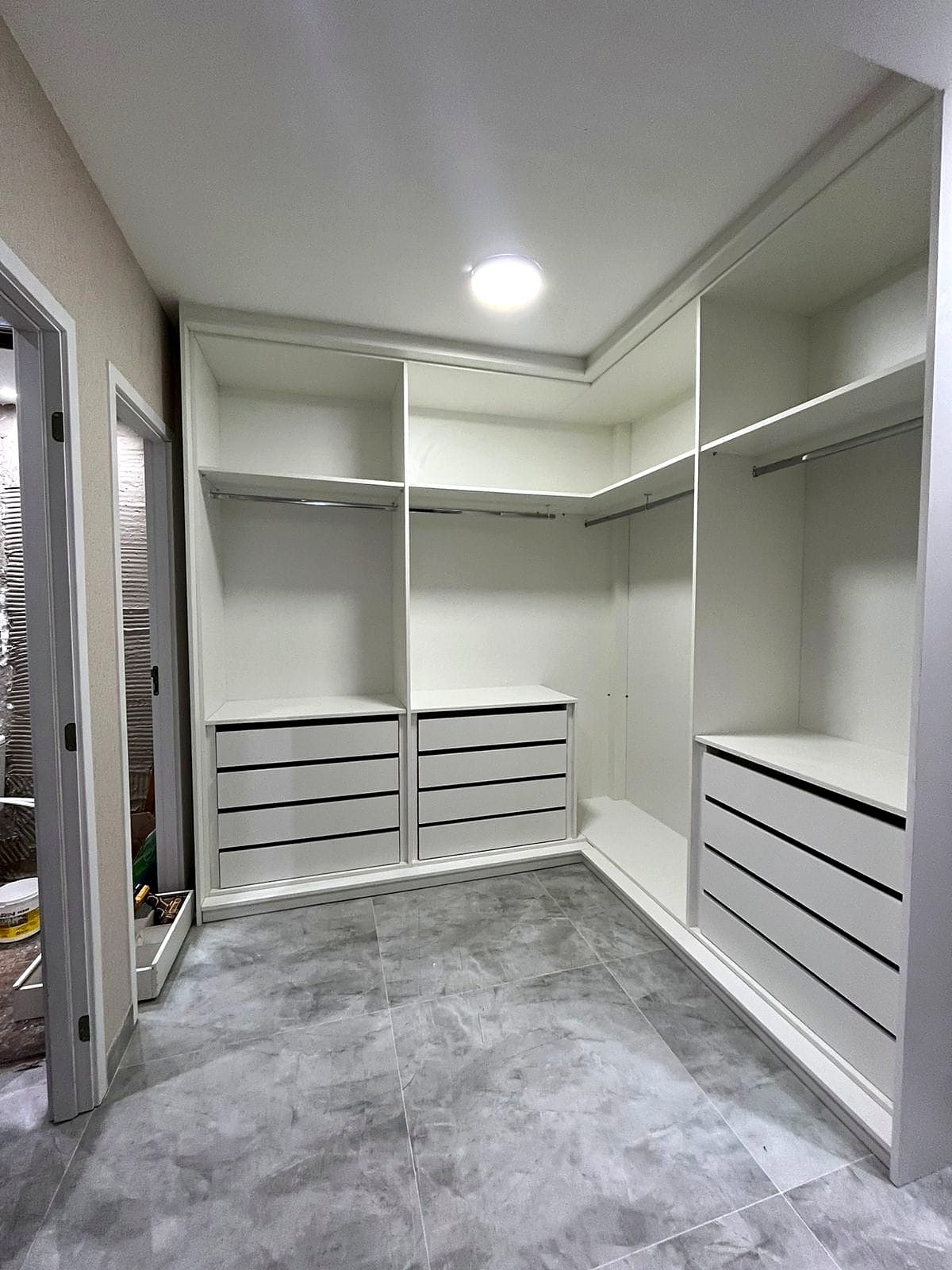 Closet aberto em L com cabideiros, prateleiras e gaveteiros no Acqua Park, Barueri