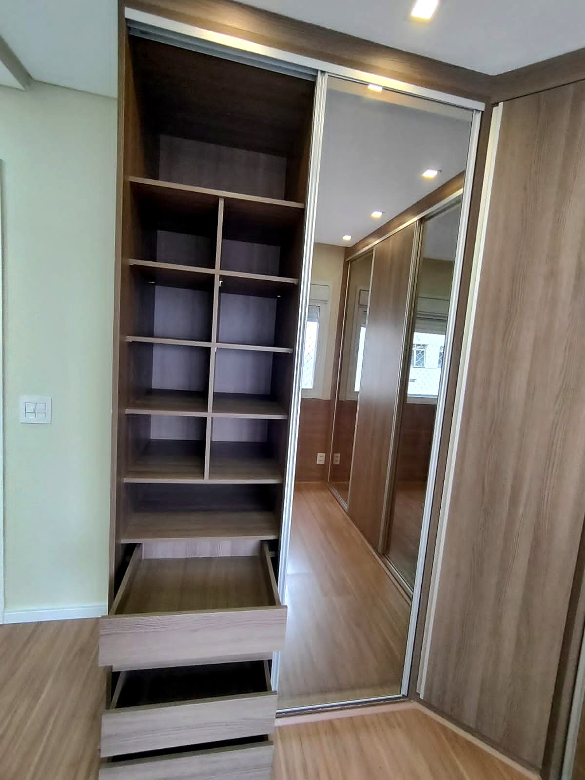 Interior de closet com prateleiras e gavetas