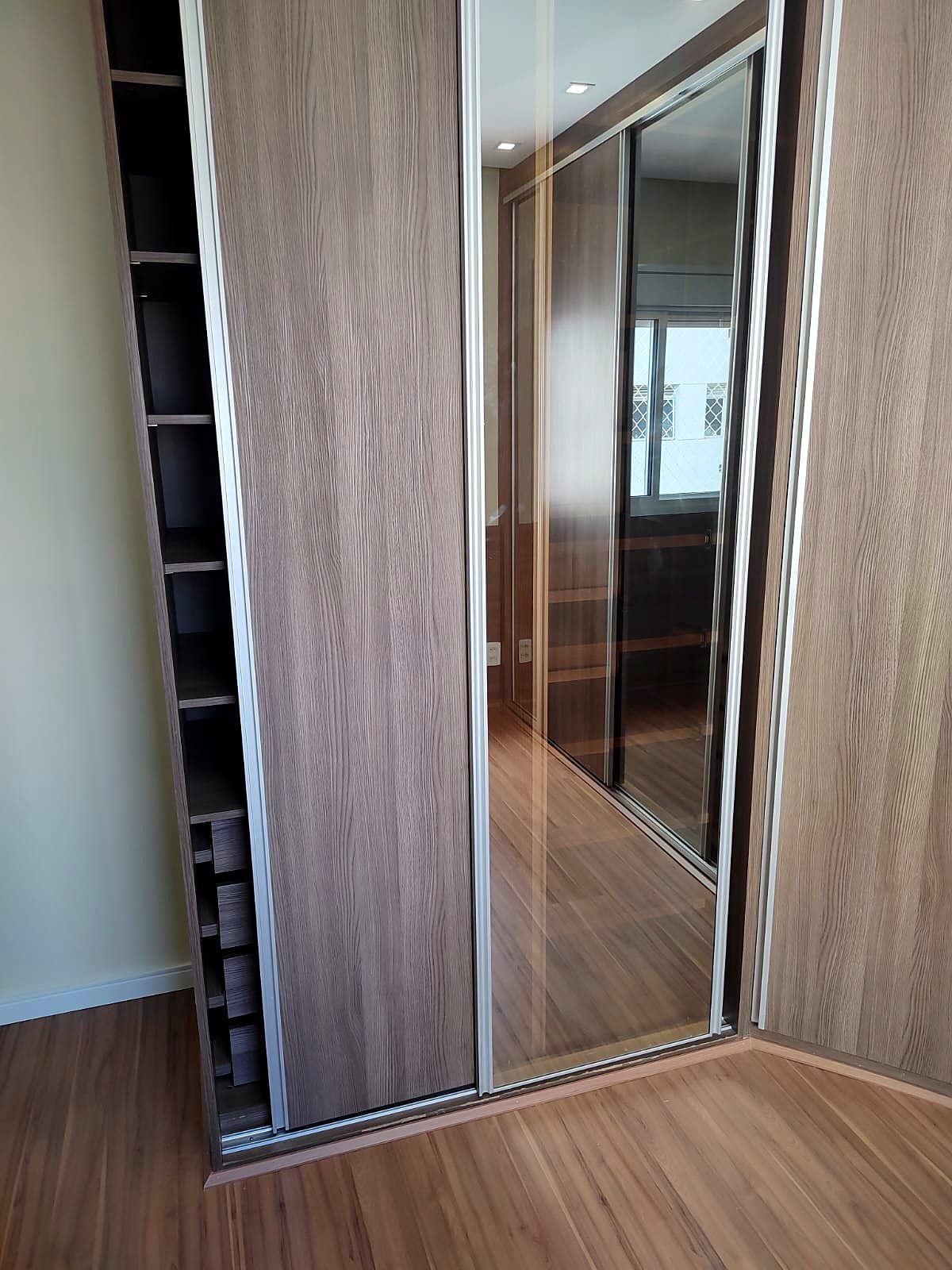 Closet com portas de correr em espelho