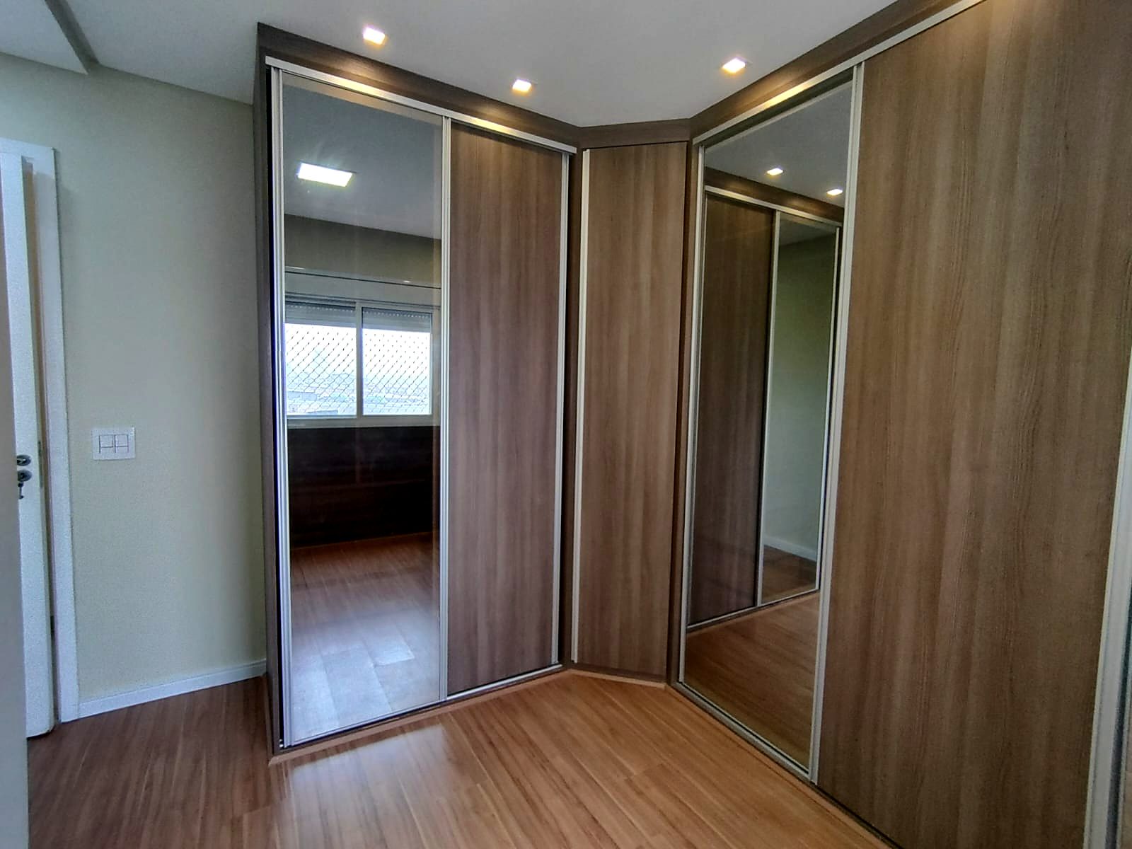 Guarda-roupa com portas de correr em espelho e madeira
