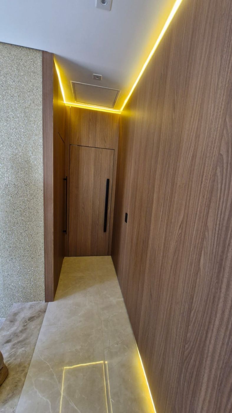 Corredor com painel em madeira e LED embutido, Alphaville Residencial 11