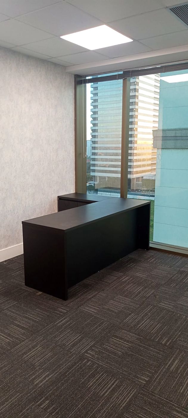 Mesa de diretoria em escritório corporativo