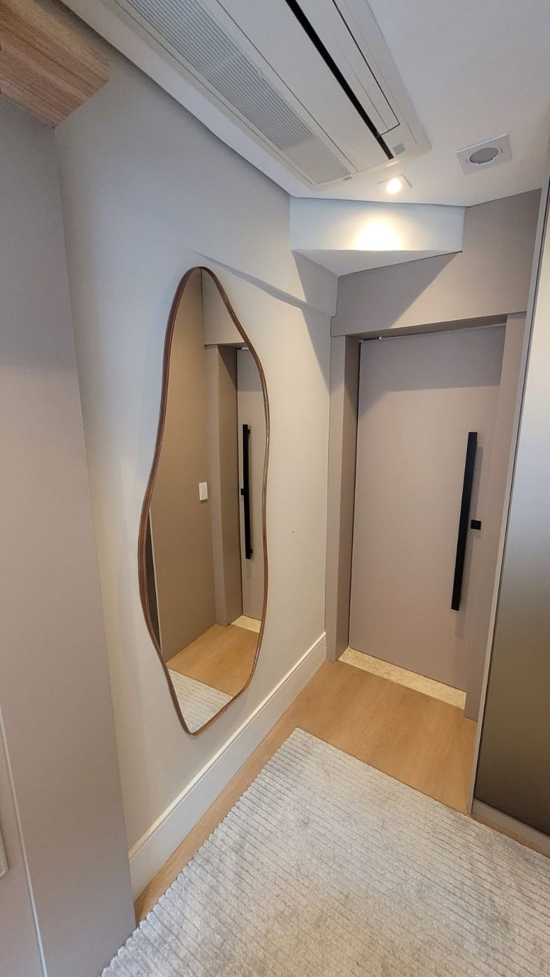 Hall: Porta e espelho orgânico