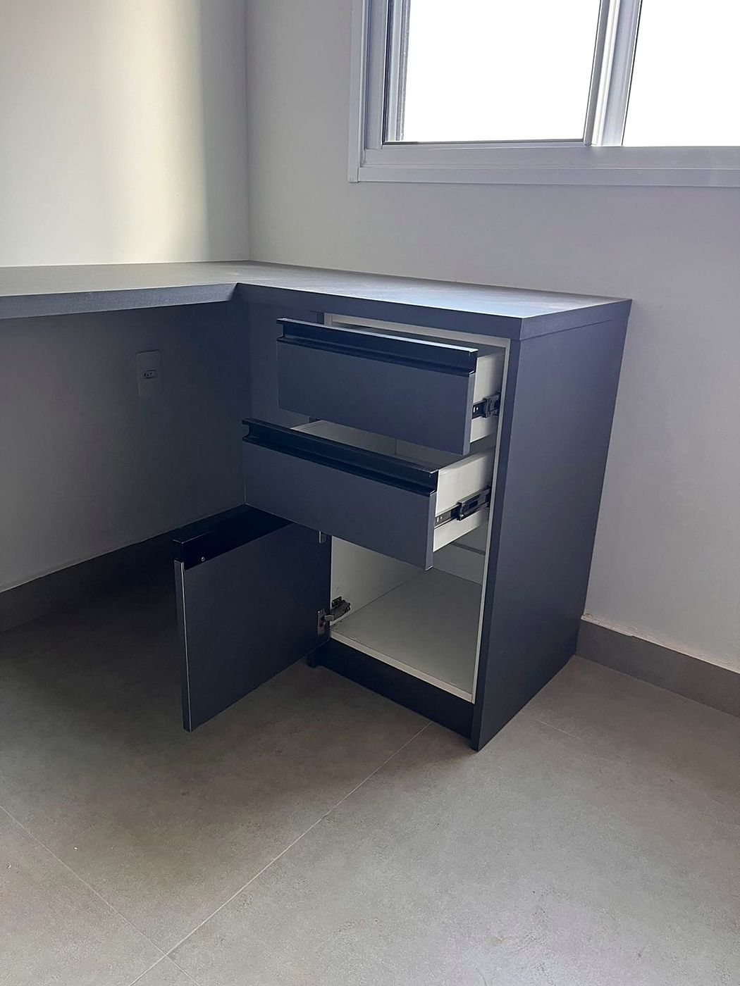 Home office: Mesa em L com gaveteiro