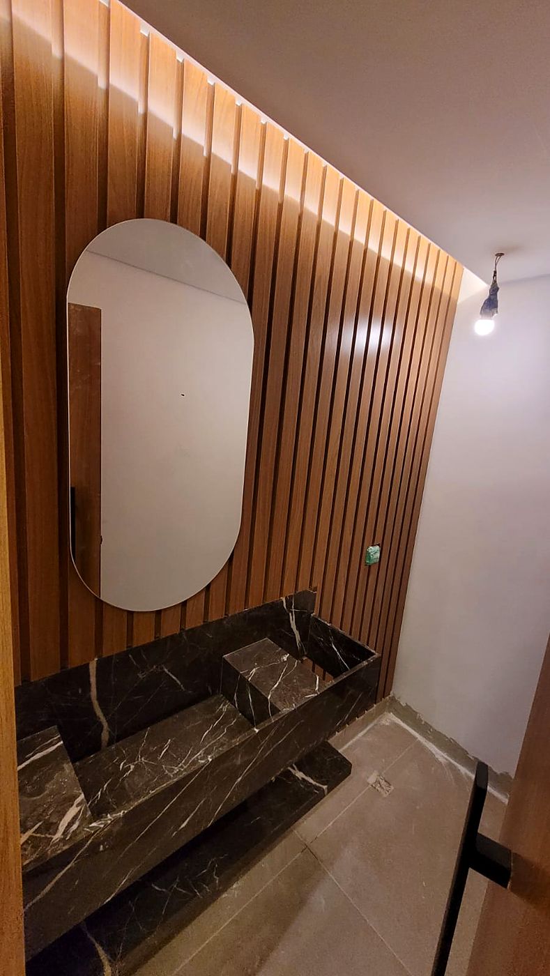 Lavabo: Ripado em madeira e espelho oval