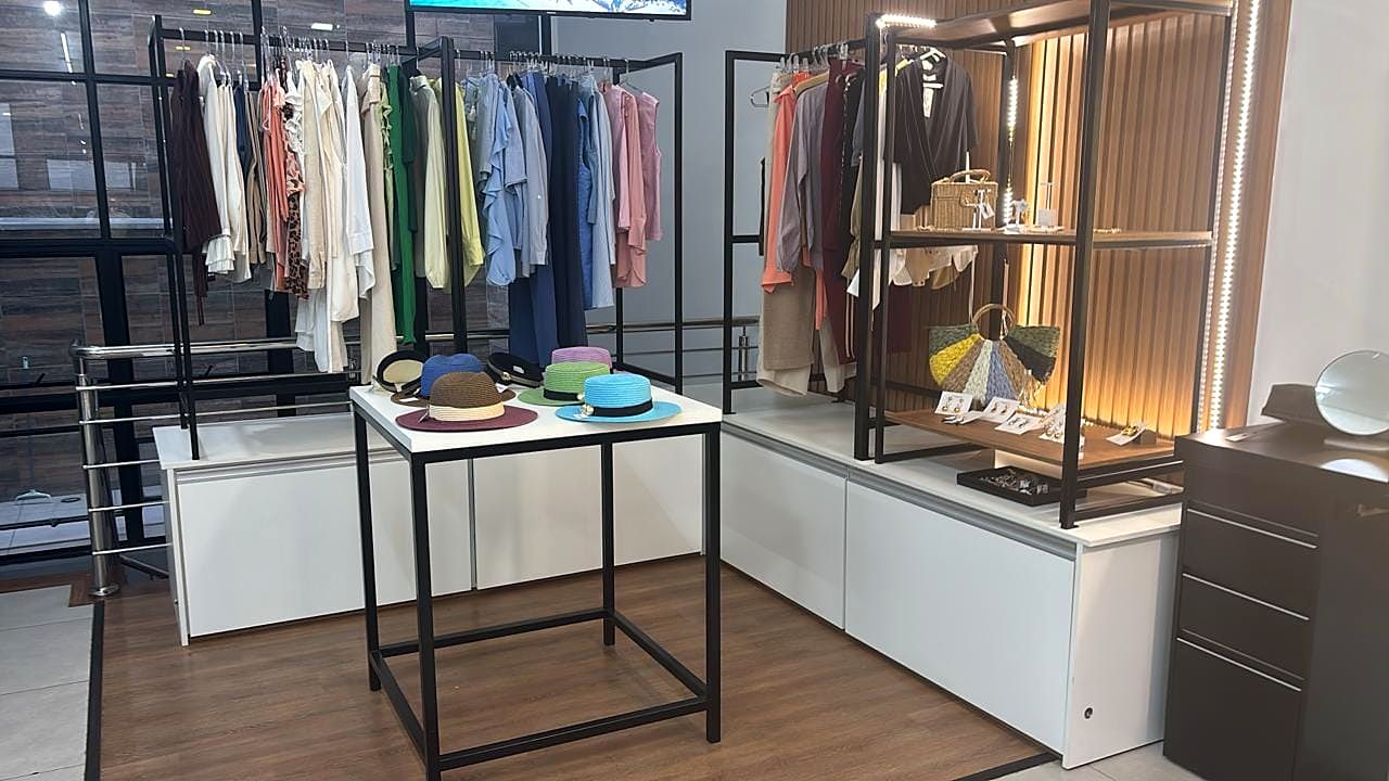 Loja de roupas com balcões, gaveteiro e araras sob medida
