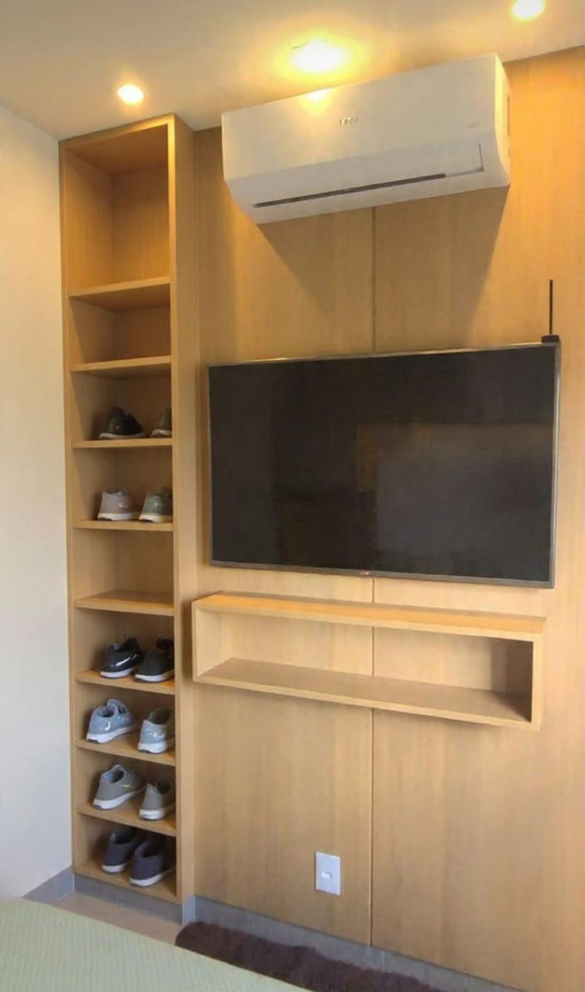 Painel de TV com sapateira planejada, Condomínio Bless