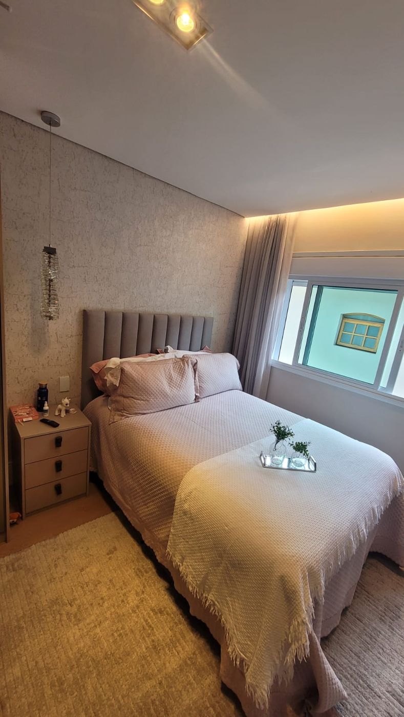 Quarto: Cabeceira estofada e criado