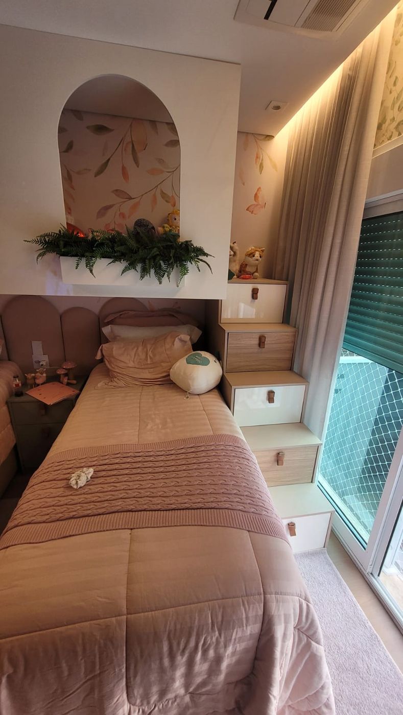 Quarto infantil planejado com nichos em arco e escada com gavetas