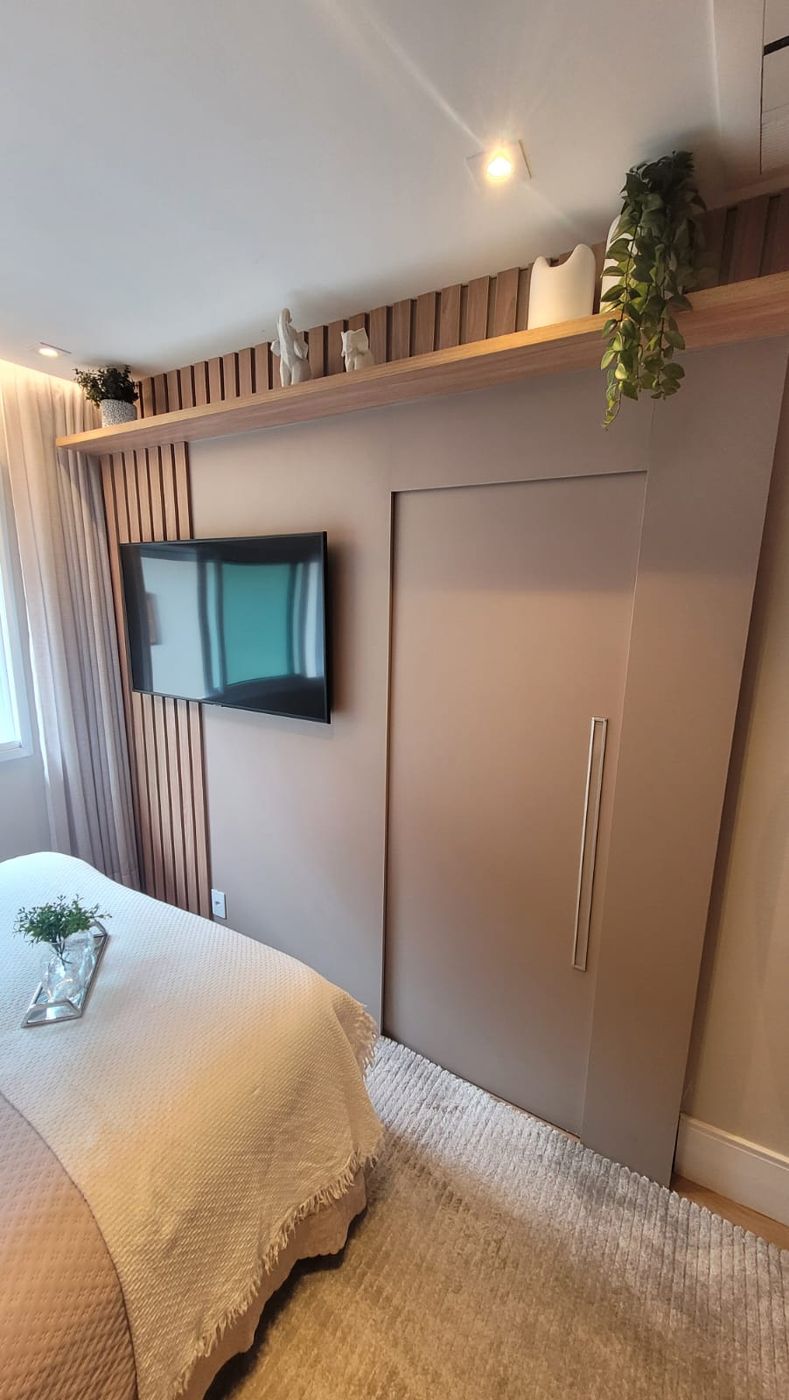 Quarto: Painel de TV com prateleira em madeira