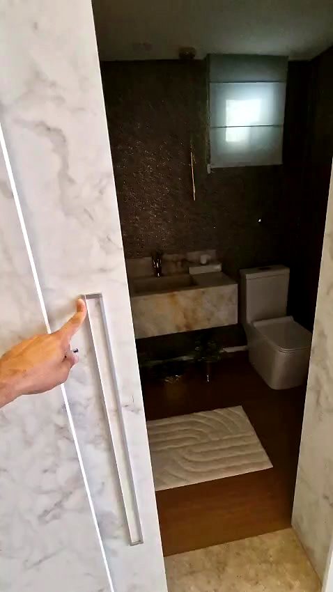Porta oculta aberta para o lavabo